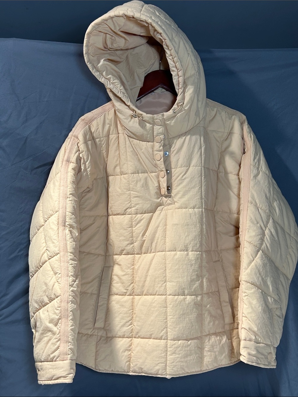 Women’s Quilted Hooded Puffer Jacket in Light Peach Size L.
